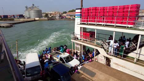Vista-Panorámica-Más-Inclinada-Hacia-Arriba-Dentro-Del-Ferry-Kunta-Kinteh-Navegando-Desde-Banjul-A-Barra---Terminal-De-Ferry-De-Banjul-Autoridad-Portuaria-De-Gambia---África-Occidental