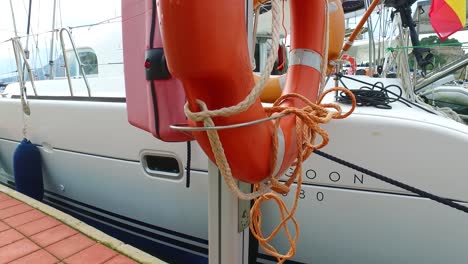 Rettungsboot,-Das-Am-Kai-Des-Hafens-Befestigt-Ist