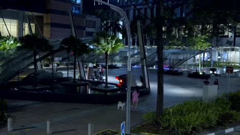 Entspannte-Atmosphäre-Vor-Dem-Modernen-Bürogebäude-Bei-Nacht-Im-Finanzviertel-Von-Singapur