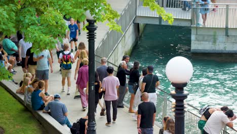 People-are-gathered-around-the-river-walk-of-a-nice-sunny-afternoon-in-Chicago