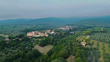 Antiguo-Asentamiento-Toscano-En-La-Ladera-De-Una-Colina-Sobre-Campos-Agrícolas-En-La-Campiña-Italiana