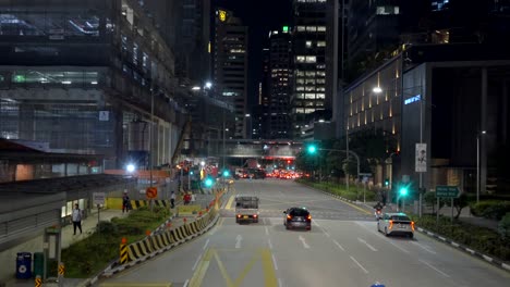 Fahrzeuge-Fahren-Nachts-Auf-Der-Straße-Im-Finanzviertel-Von-Singapur
