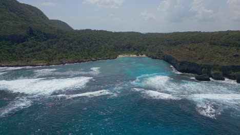 Luftaufnahme-Von-Hinten-Auf-Den-Strand-Und-Die-Bucht-Von-Playa-Madama-In-Las-Galeras,-Dominikanische-Republik