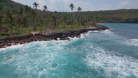 Tropischer-Strand-Von-Playa-Madama-In-Der-Dominikanischen-Republik-Mit-Palmen-Und-üppiger-Vegetation