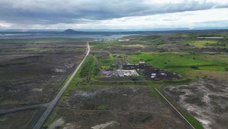 Conduciendo-Tranquilamente-Por-La-Campiña-Islandesa,-Pasando-Por-Granjas-Y-Hacia-El-Lago.