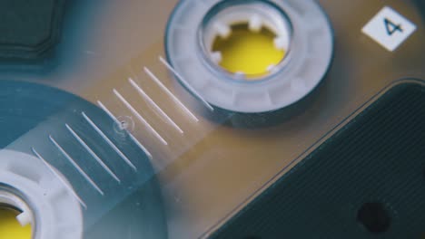 Bewegung-über-Der-Kompaktkassette-Auf-Leuchtend-Gelbem-Hintergrund