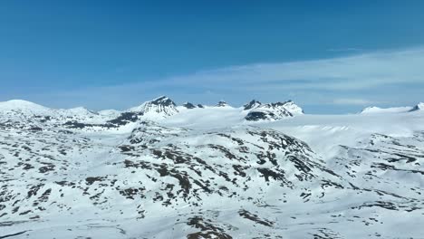Montañas-Puntiagudas-En-Sognefjellt-Noruega---Paisaje-Cubierto-De-Nieve-Y-Cielo-Azul