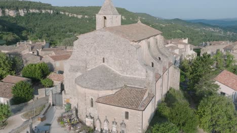Luftdrohne-Luberon-Provence-Saignon-Frankreich-Mittelalterliche-Stadtkirche-Bei-Sonnenaufgang