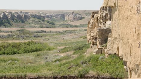 Golden-stone-cliff-and-hoodoo-rock-erosion-in-Milk-River-valley,-AB