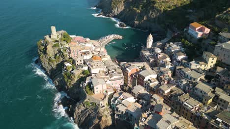 Amazing-Drone-Shot-Above-Vernazza,-Italy