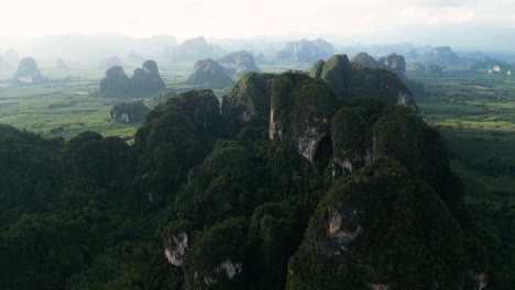 Montañas-De-Piedra-Caliza-Densamente-Cubiertas-De-Vegetación-En-La-Provincia-De-Krabi,-Sur-De-Tailandia