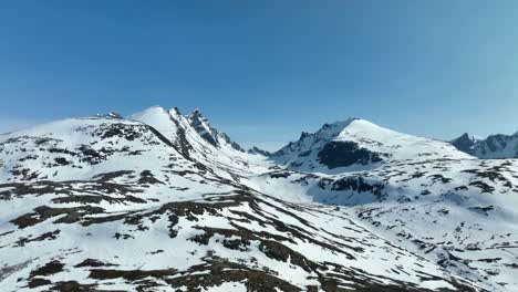 Montañas-Puntiagudas-Hurrungane-En-Sognefjellet-Y-Jotunheimen-Noruega---Antena-De-Verano-Con-Nieve-Derretida-En-El-Paisaje