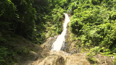 Menschen-Auf-Den-Fünfstufigen-Kaskaden-Und-Pools-Von-Huai-To-Waterfall-In-Der-Provinz-Krabi,-Thailand