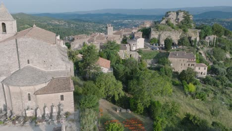 Luftdrohne-Luberon-Provence-Saignon-Frankreich-Mittelalterliche-Stadtkirche-Bei-Sonnenaufgang