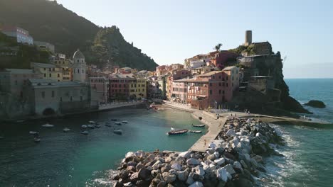 Hafen-Von-Vernazza,-Cinque-Terre,-Italien---Niedriger-Drohnenschuss