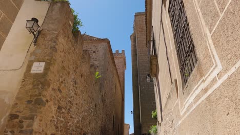 POV-Mirando-Hacia-El-Callejón-Del-Casco-Antiguo-De-Cáceres,-Arquitectura-Gótica-Renacentista-Y-Calles-Medievales-Adoquinadas