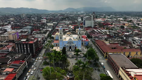 Drone-shot-toward-the-Cathedral,-in-Cordoba,-partly-sunny-day-in-Veracruz,-Mexico