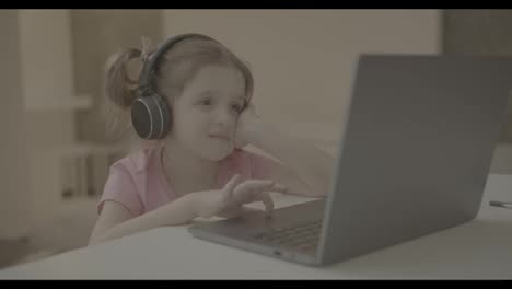 Kleines-Mädchen-Mit-Kopfhörern,-Das-Von-Zu-Hause-Aus-Online-Mit-Einem-Fernlehrer-Lernt