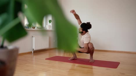 Mann-Macht-Zu-Hause-Sport,-Indoor-Workout-Konzept,-Stretching-Für-Flexibilität