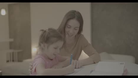 Mutter-Und-Ihre-Tochter-Im-Vorschulalter-Machen-Zu-Hause-Gemeinsam-Hausaufgaben