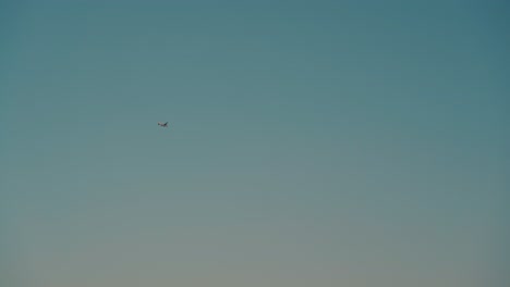 Kleines-Flugzeug-Fliegt-Am-Herbstabend-In-Klarem-Blauen-Himmel