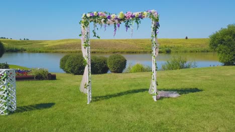 Hochzeitsbogen-Mit-Frischen-Blumen-Auf-Grünem-Rasen,-Nahaufnahme