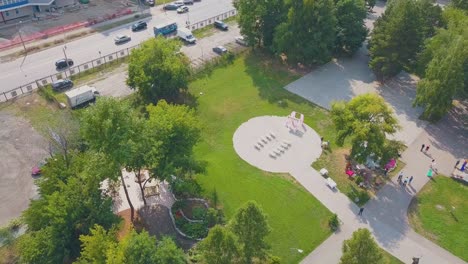 wedding-venue-with-benches-in-picturesque-park-bird-eye-view