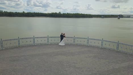Frisch-Verheiratete-Menschen-Am-Aussichtspunkt-über-Dem-Fluss,-Luftaufnahme