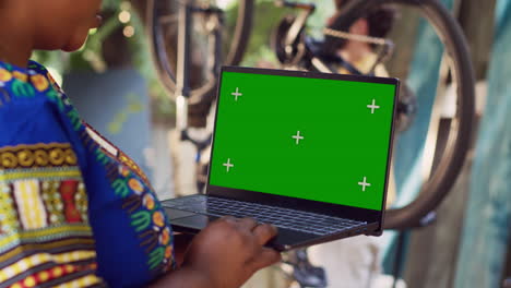 Mujer-Agarrando-Una-Computadora-Portátil-Con-Pantalla-Verde