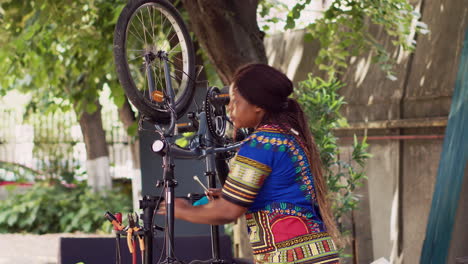 Frau-Justiert-Fahrradreifen-Mit-Werkzeug