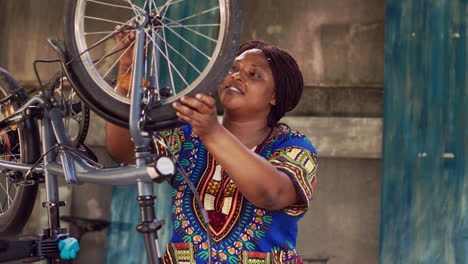 Frau-Benutzt-Werkzeug,-Um-Fahrradrad-Zu-Reparieren
