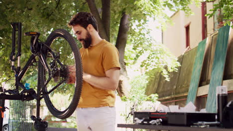 Engagierter-Mann,-Der-Modernes-Fahrrad-Repariert