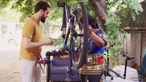 Pareja-Interracial-Inspeccionando-Bicicleta