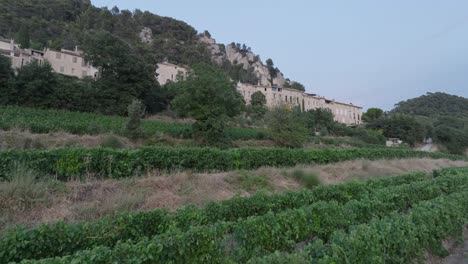 Luftdrohnenaufnahme-Vaucluse-Provence-Seguret-Mittelalterliche-Stadt-Weinberge-Sonnenuntergang-Frankreich