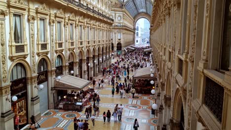 Blick-Von-Oben-Auf-Die-Galleria-Vittorio-Emanuele,-Ein-Berühmtes-Touristenattraktion-Zum-Einkaufen