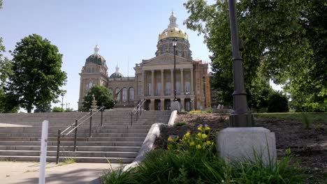 Iowa-state-capitol-building-in-Des-Moines,-Iowa-with-gimbal-video-wide-shot-stable
