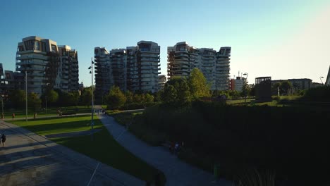 Sonnenuntergang-über-Grünflächen-Im-Stadtteil-Citylife,-Mailand,-Italien