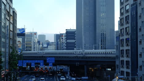 Shinkansen-train-passing-through-the-city-of-Tokyo,-Japan