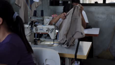 Frauen-In-Einer-Bekleidungsfabrik-Nähen-Dritte-Welt