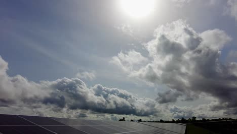 Photovoltaik-Grünenergiebauernhof-Neigt-Sich-Nach-Unten,-Blick-Vom-Sonnigen-Himmel-Auf-Das-Solarpanel,-Wodurch-Das-Natürliche-Sonnenlicht-In-Energieversorgung-Für-Ein-Smart-City-Null-Emissions-Konzept-Umgewandelt-Wird