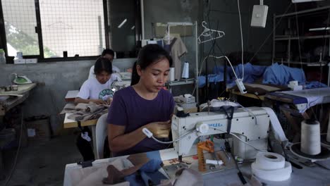 Frauen-In-Einer-Bekleidungsfabrik-Nähen-Dritte-Welt,-Asiatische-Armut,-Handel,-Arbeit