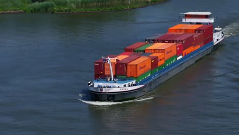 Una-Barcaza-Que-Transportaba-Contenedores-Viaja-Más-Allá-De-Zwijndrecht-En-Los-Países-Bajos
