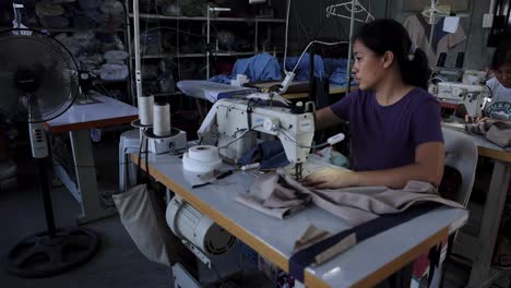 Bekleidungsfabrik-Frauen-Nähmaschine-Dritte-Welt-Asiatische-Mädchen-Sklaverei-Zwangsarbeit-Armut-Handel-Handgefertigte-Einrichtung-Nike-Custom-Taylor-Näherin