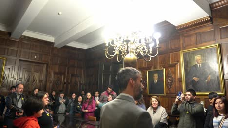 Visitors-in-the-main-hall-of-the-Central-Bank-of-Chile,-vase-of-ashes-of-Guillermo-Subercaseaux,-Heritage-Day