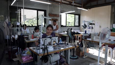 Frauen-In-Einer-Bekleidungsfabrik-Nähen-Kleidung