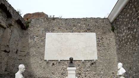 Plan-Von-Pompeji-Mit-Dem-Titel-„Forma-Vrbis-Pompeiorvm“-An-Der-Wand-Im-Larario-Dei-Pompeianisti-Zwischen-Der-Porta-Marina-Und-Dem-Antiquarium