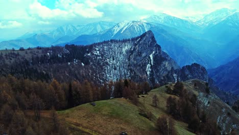 Drohnenaufnahme-Einer-Atemberaubenden-Landschaft-Und-Wunderschönen-Hügel-Von-Busca-In-Italien_Luftaufnahme