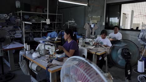 Bekleidungsfabrik-Frauen-Nähen-Dritte-Welt-Asiatisch-Asien-Armut