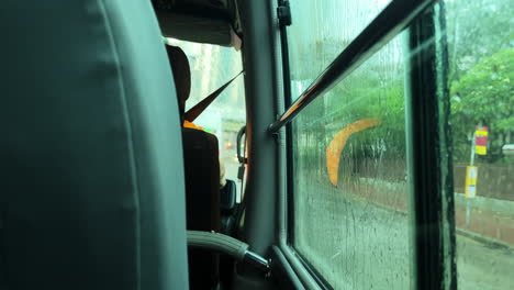 Statische-Aufnahme-Eines-Busses,-Der-An-Einem-Regnerischen-Tag-Durch-Stark-Befahrene-Straßen-In-Hongkong-Fährt