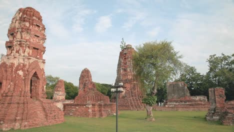 Wat-Maha-That-Temple-Ruins-in-Ayutthaya,-Thailand